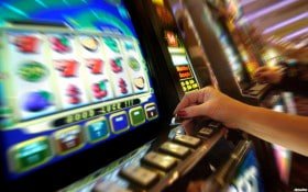 Pemain Indonesia memasang taruhan sepak bola Liga 1 dari ponsel Android lewat 77slot