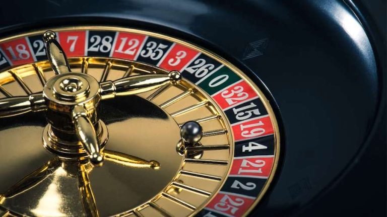Pengguna dari Jakarta dan Surabaya mengakses 77slot lewat ponsel Android
